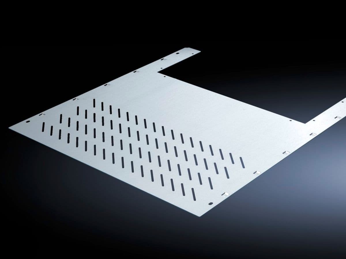 Compartment divider with duct for vertical busbar systems